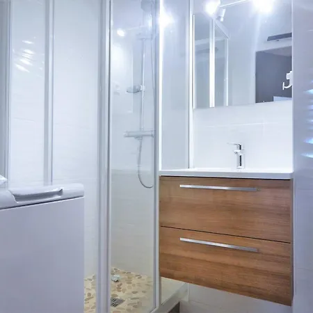 2 Pieces Avec Loggia, Garage, 3 Min De La Mer, Classe 2 Etoiles, Menage Inclus - Fr-1-251-552 *